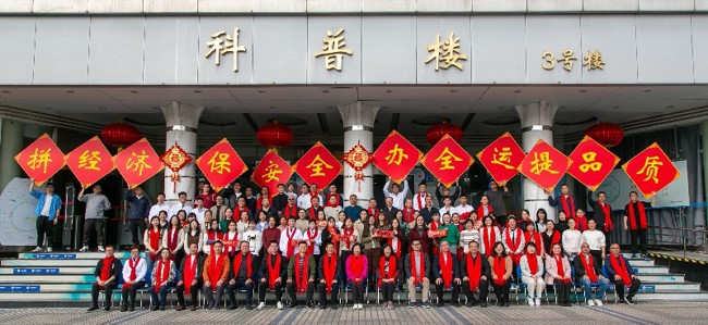 更承载了他